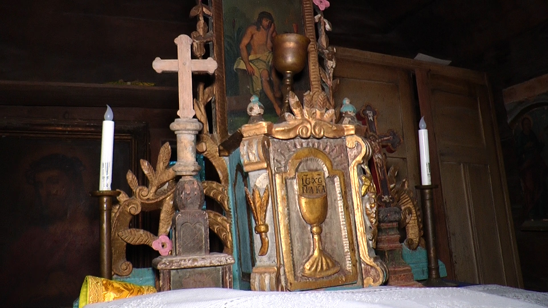 У Новоселиці на Виноградівщині в Успенській церкві не тільки приймають туристів, а й проводять богослужіння (ВІДЕО)