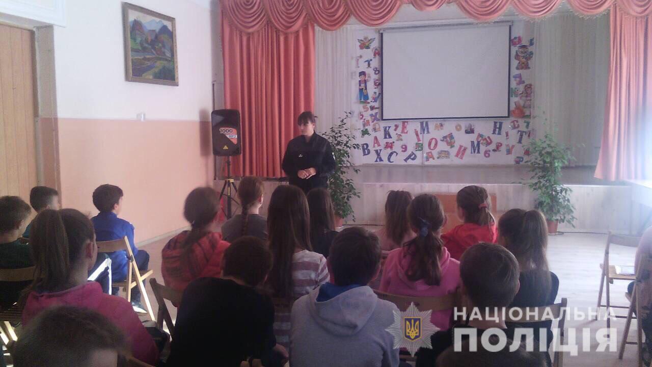 У Мукачеві поліцейські проводять зустрічі зі школярами та родинами-опікунами