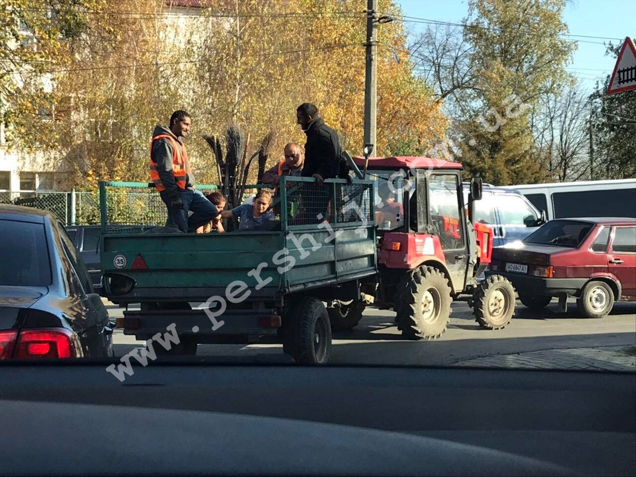 З вітерцем на тракторі: як у Мукачеві працюють комунальники (ФОТО)