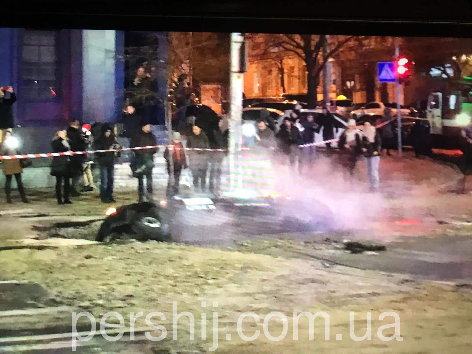 У Києві під землю провалилося таксі з людьми, через трубу яку прорвало (ФОТО)