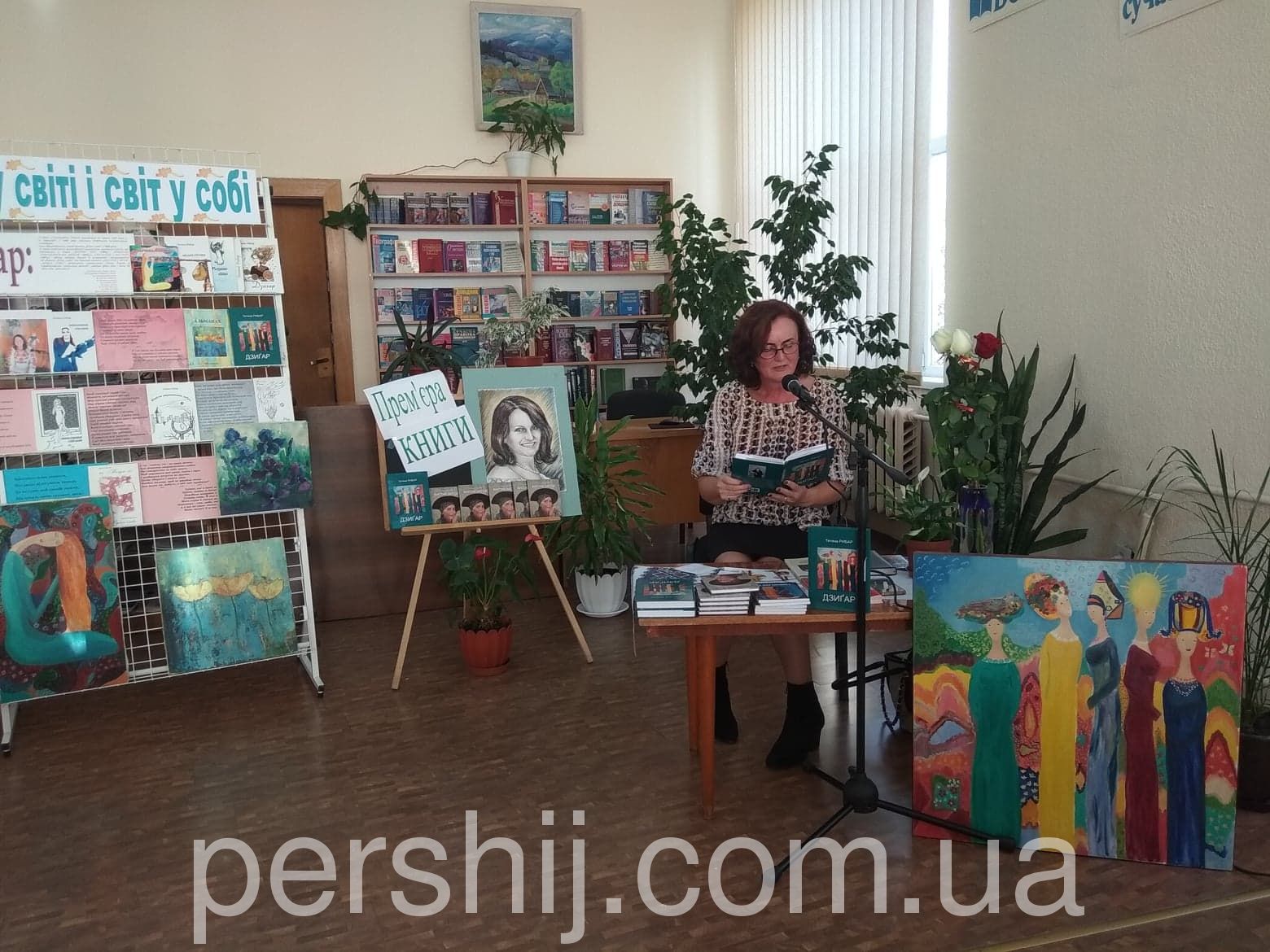 Усвідомити себе у світі і світ у собі": Тетяна Рибар презентувала книгу "Дзигар" в Мукачеві (ФОТО)