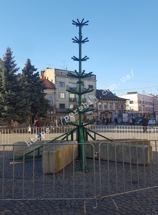 У Мукачеві встановлюють новорічну ялинку (ФОТО)