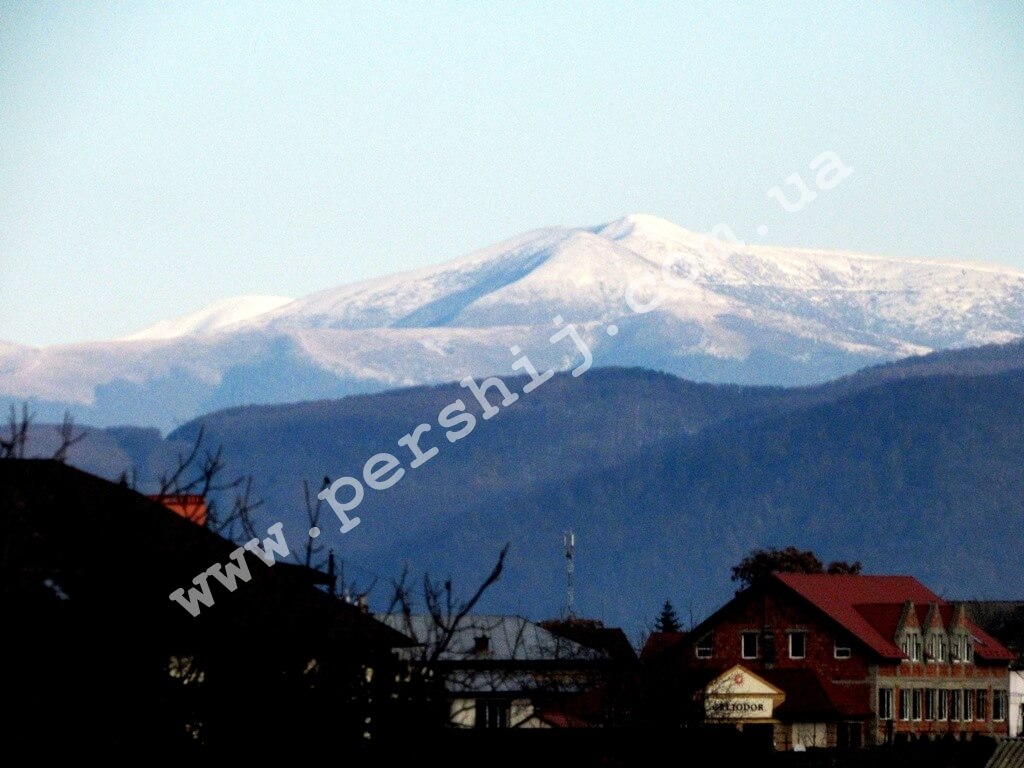 Зима наступає: в Мукачеві -7°, у небі сяє півмісяць, а на горизонті височіють засніжені гори Боржавського хребта (ФОТО) 