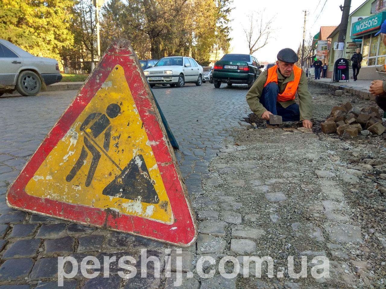 Відновлення брукованого покриття: в Іршаві завершують прокладання ливневої мережі (ФОТО)