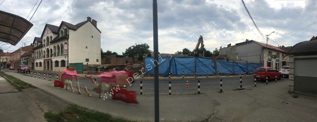 Незрозуміле будівництво у центрі Мукачева (ФОТО)