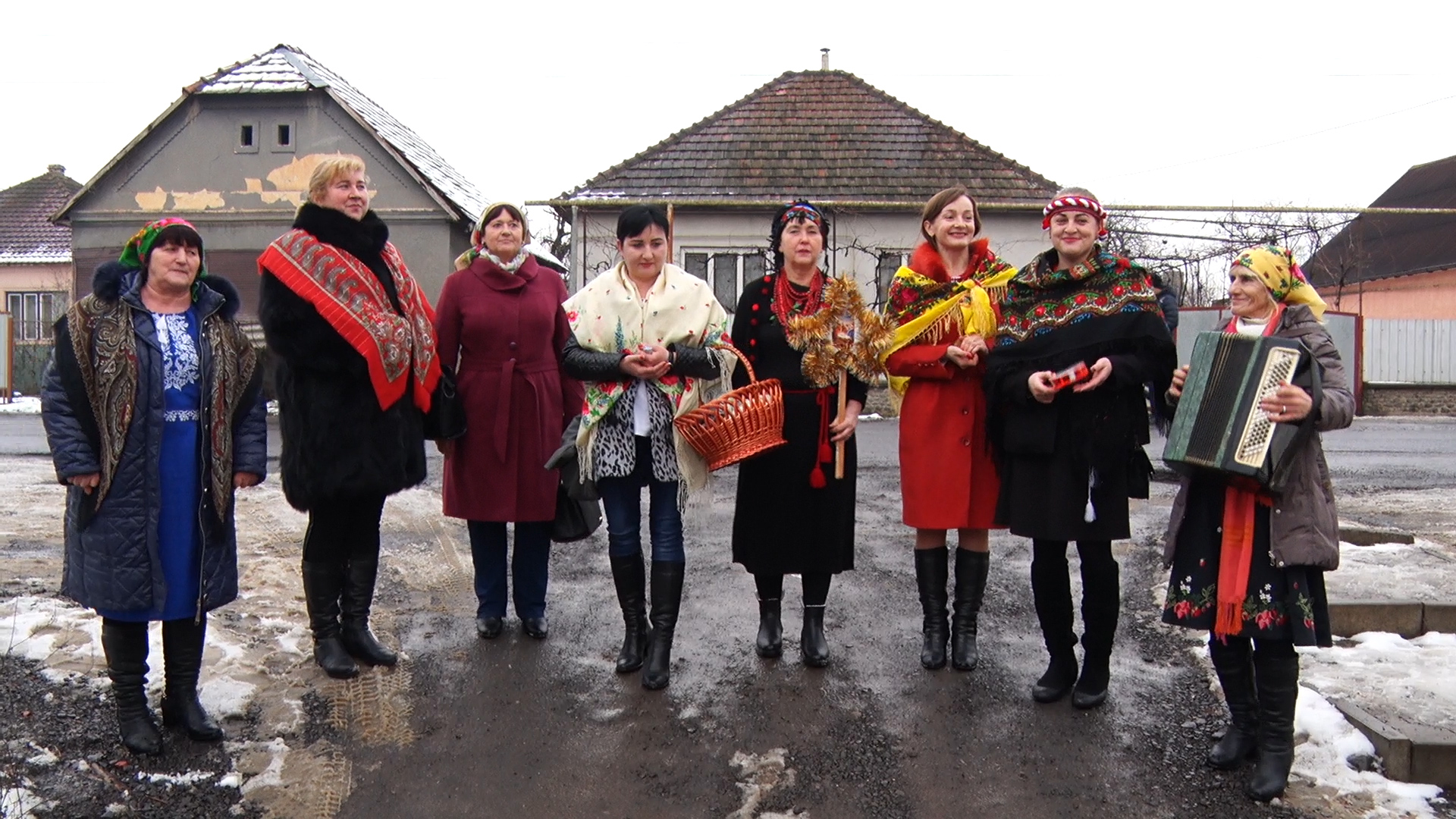 У селищі Кольчино на Мукачівщині працівники сфери культури колядують напередодні свят (ВІДЕО)