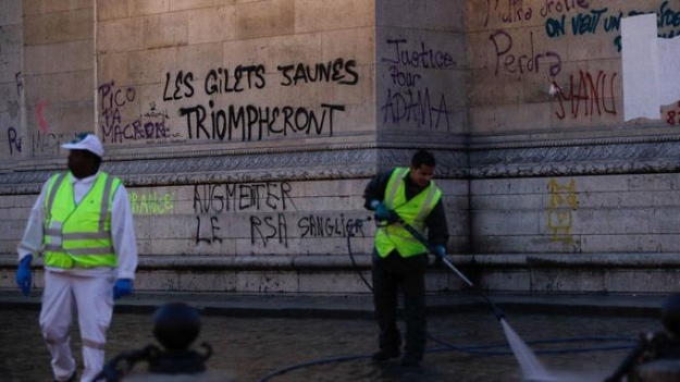 У Парижі "жовті жилети" розгромили Тріумфальну Арку. У країні готуються ввести режим надзвичайного стану