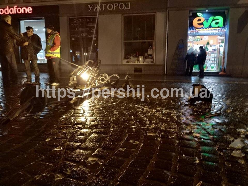 Патрульні Ужгорода знайшли водія який збив ліхтар на площі Петефі