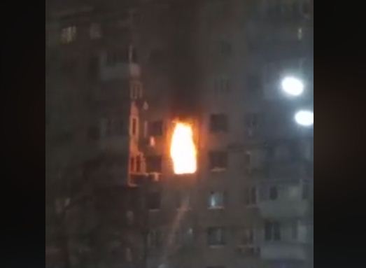 У Києві пожежа в багатоповерхівці (ВІДЕО)