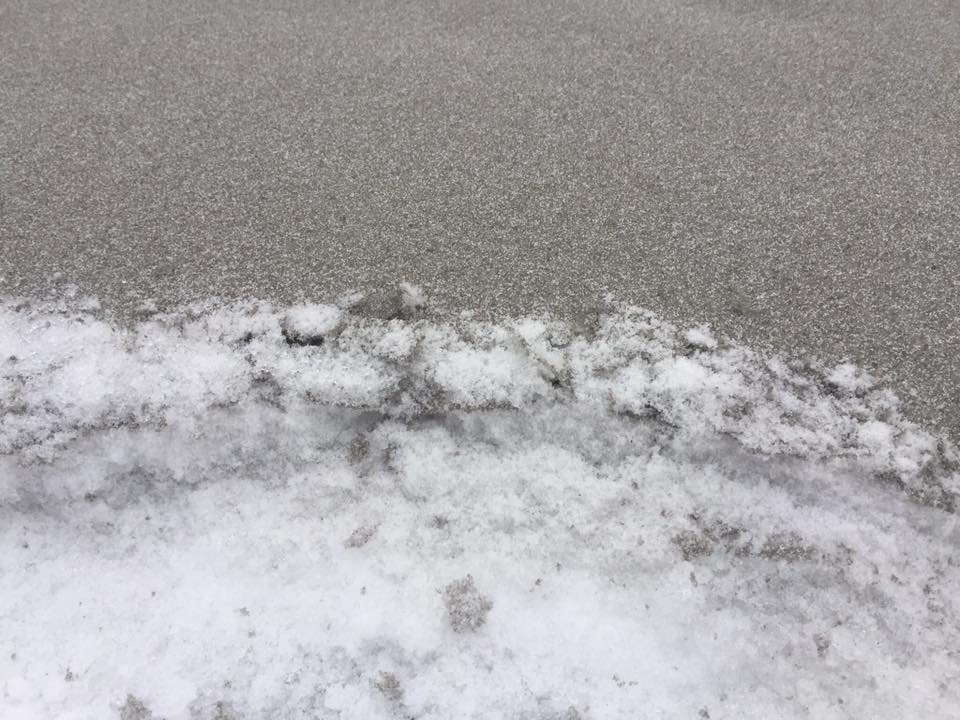 "Чорний" сніг випав у прикарпатському містечку Бурштин (ФОТО)