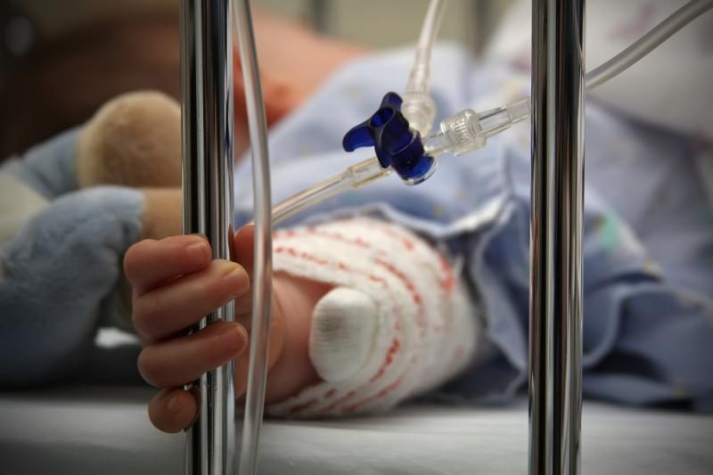 У Мукачеві лікарі борються за життя отруєної дитини