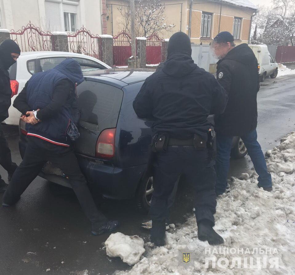 Поліція затримала жителя Берегова та вилучила в нього психотропні речовини (ФОТО)