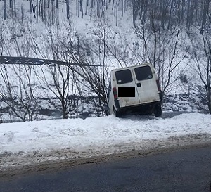 Ранкова ДТП на Рахівщині: автівка опинилася в кюветі (ФОТО)
