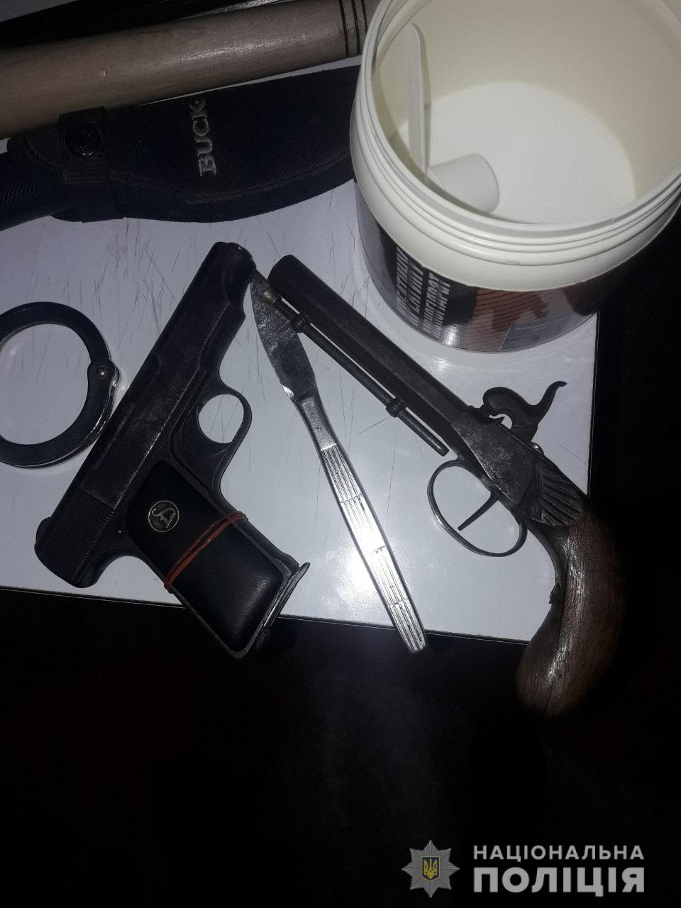 Зброя, наркотики, гроші: поліція показала, що знайшла під час резонансної спецоперації в Мукачеві (ФОТО)