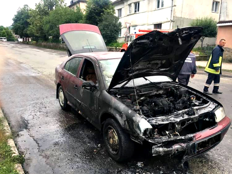 На Закарпатті в місті Ужгород горіла «Skoda octavia»: правоохоронці встановлюють причини