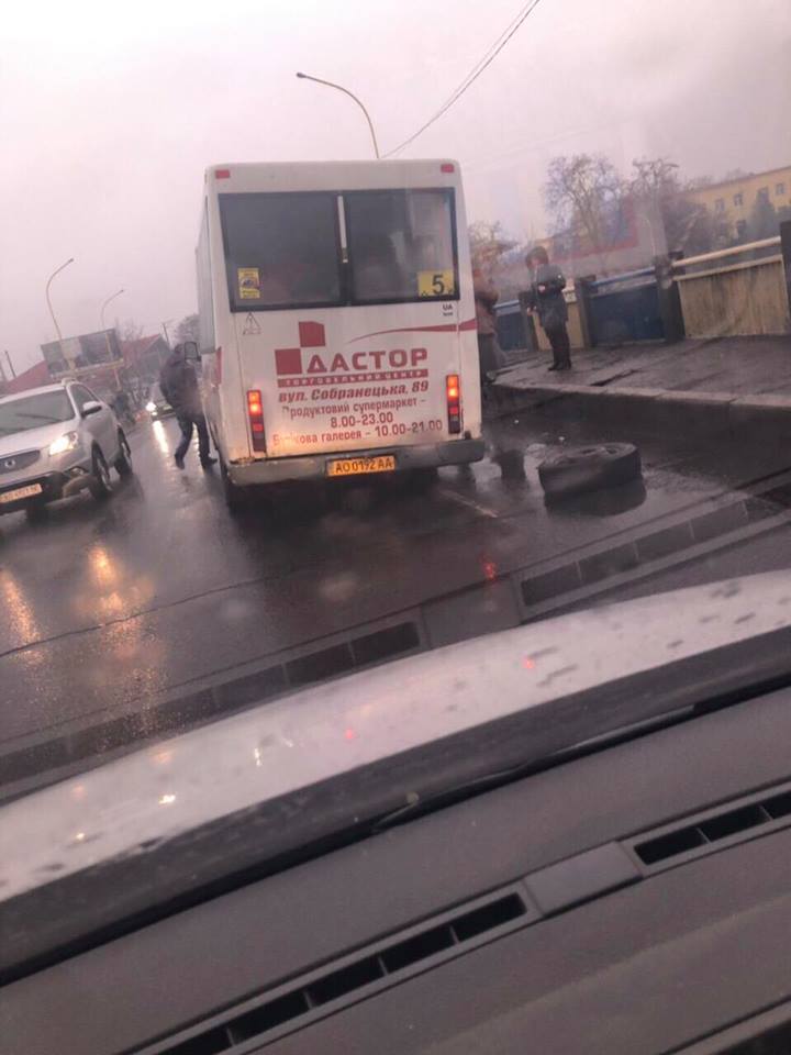 ДТП в Ужгороді: маршрутка на ходу загубила колесо