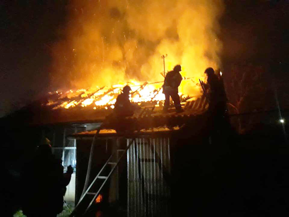 Вогнеборці показали масштабну пожежу в Мукачеві (ФОТО)