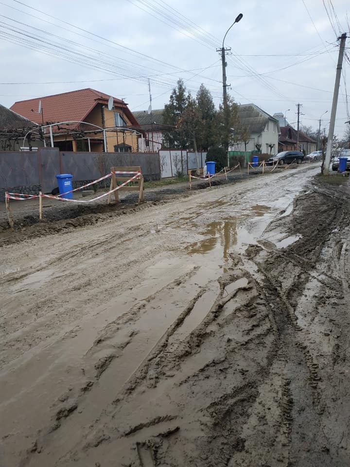 Одну з вулиць Мукачева перетворили на суцільне болото (ФОТО)