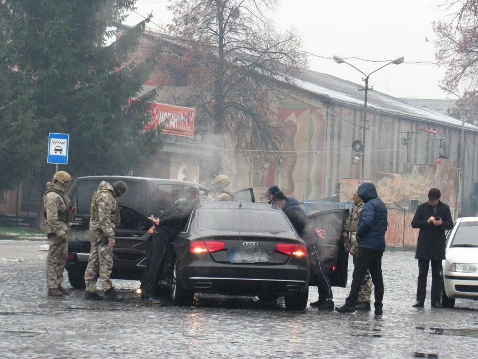 Нові подробиці сьогоднішнього затримання наркодилерів у Мукачеві (ФОТО)
