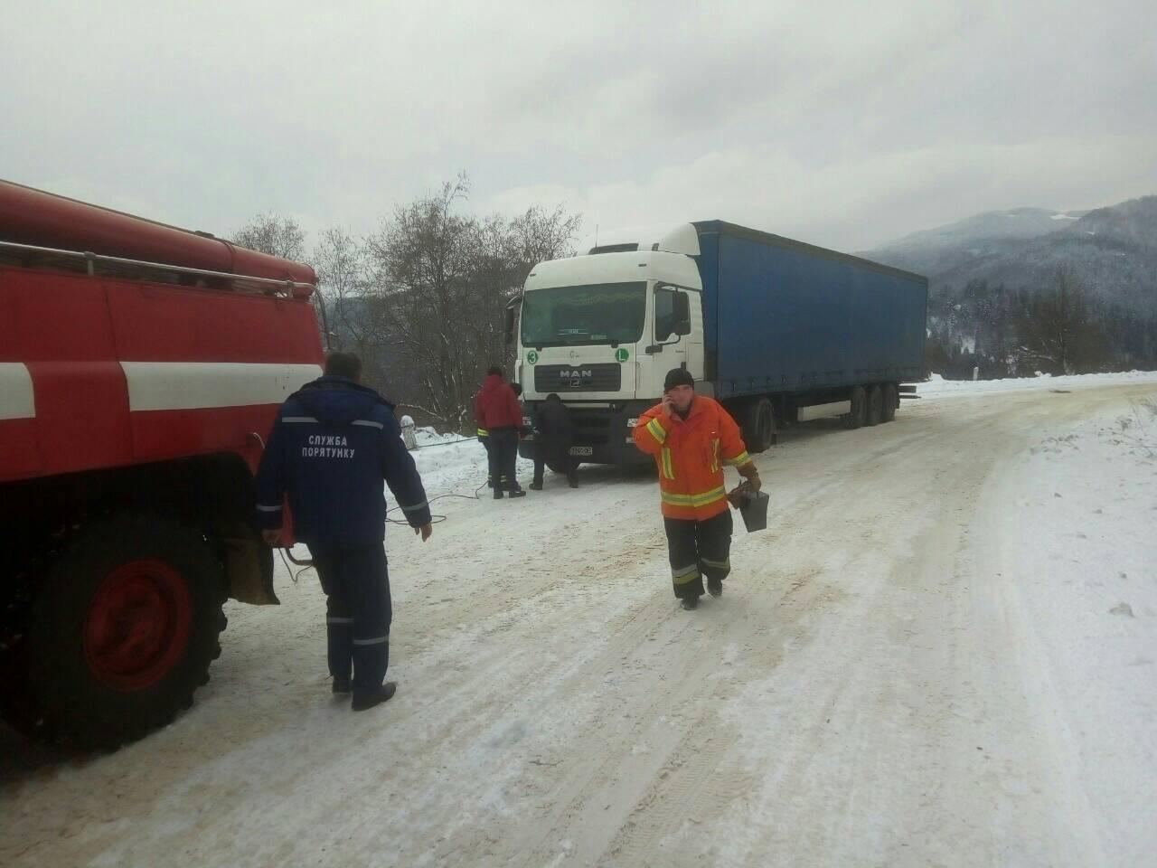 Рятувальники Закарпатської області просять водіїв по можливості утриматися від подорожей