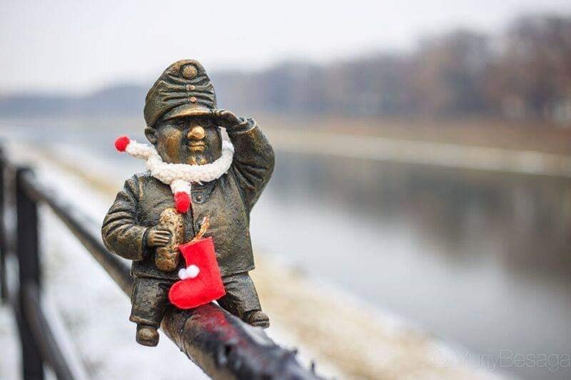 Міні-скульптури в Ужгороді вбрали у новорічні костюми (ФОТО)
