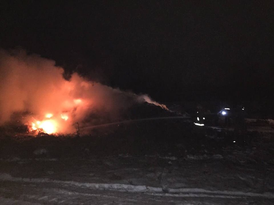 На Виноградівщині вогнеборці дві години тушили пожежу на площі близько 100 кв. м. (ФОТО)