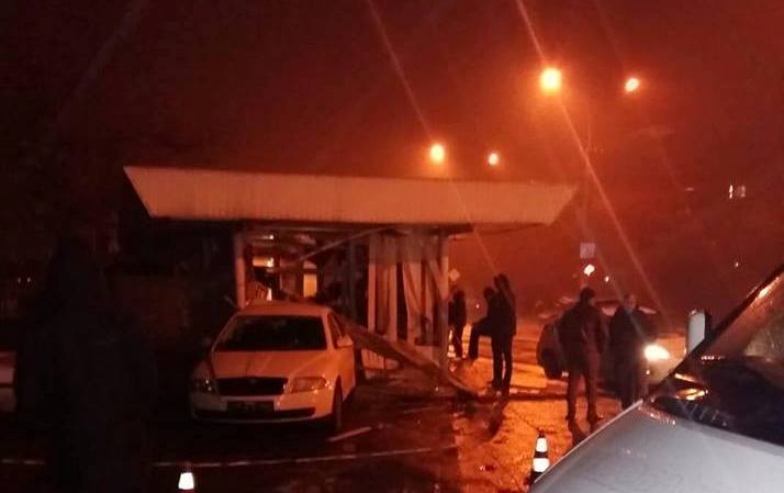 В Ужгороді авто врізалося в зупинку: є постраждалі (ФОТО)