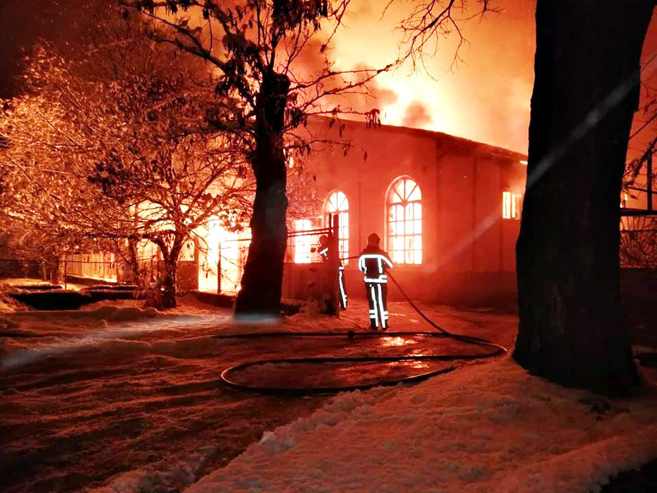 Масштабна пожежа у Берегові: горів магазині автозапчастин (ФОТО)