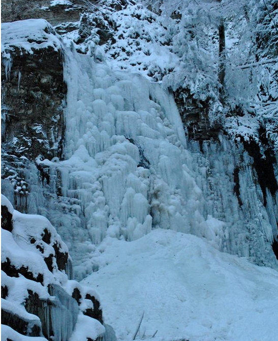 Манявський водоспад у Карпатах, один з найвищих водоспадів в Українських Карпатах - вкрився кригою (ФОТО)