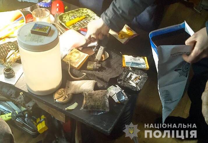 Під час обшуку, у жителя міста Берегово, поліція вилучила заборонені препарати (ФОТО)