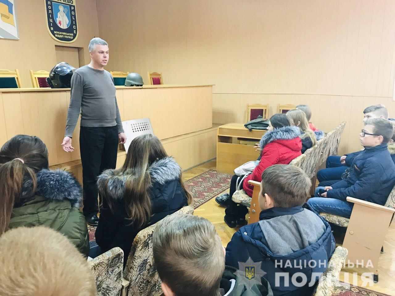 На Закарпатті для школярів провели екскурсію до Мукачівського відділу поліції (ФОТО)