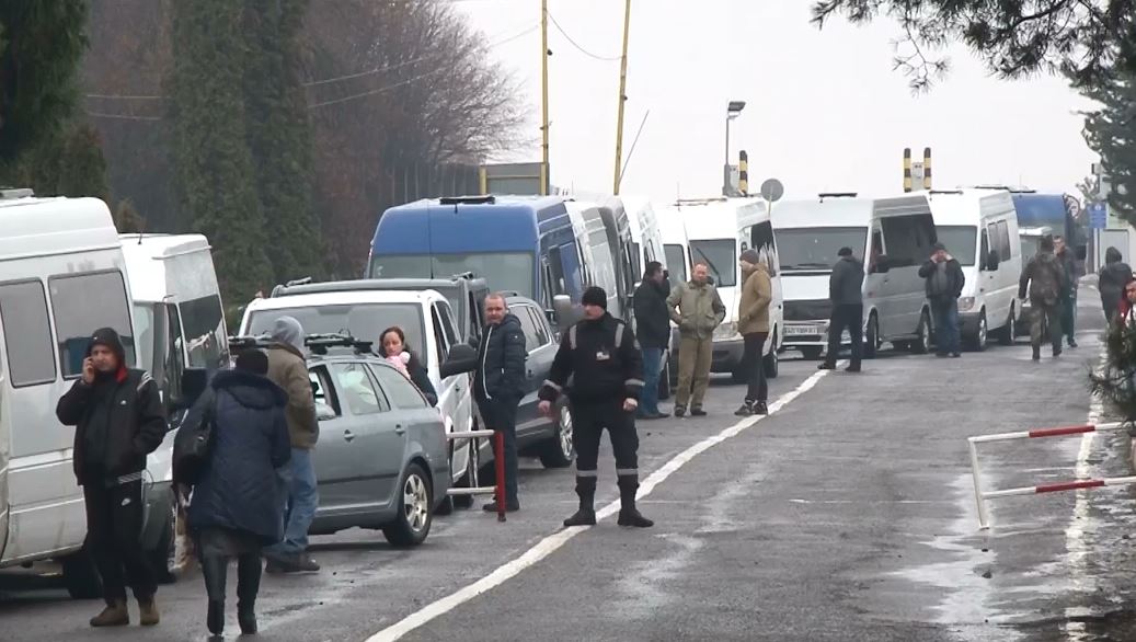 Журналісти розповіли, як працюватимуть прикордонні КПП на Закарпатті у святковий період (ВІДЕО)