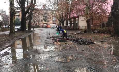У Мукачеві під дощем кладуть дорогу (ВІДЕО)