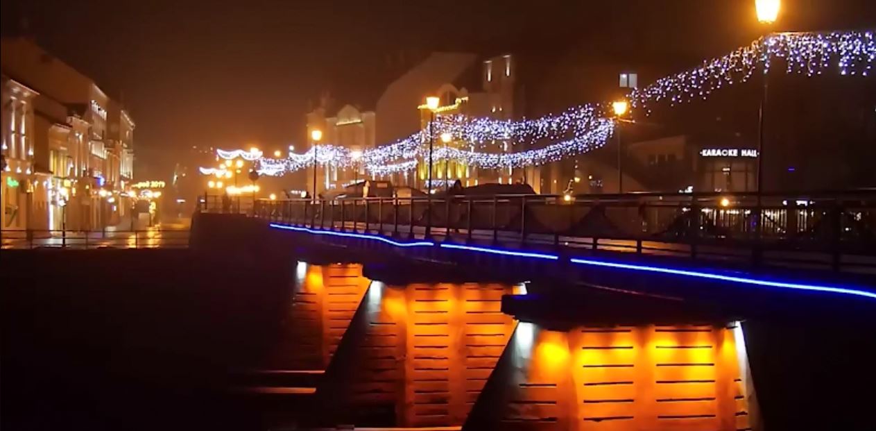 Вогні та яскраві нічні пейзажі: передноворічний Ужгород показали на відео (ВІДЕО)