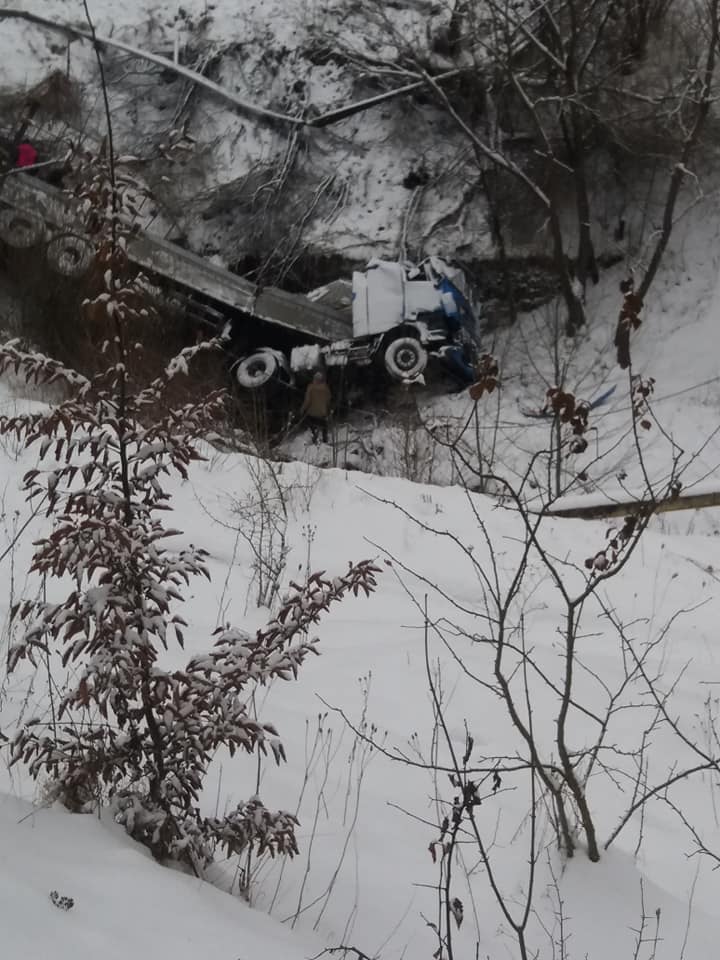 На Прикарпатті вантажівка зірвалася у прірву (ФОТО)