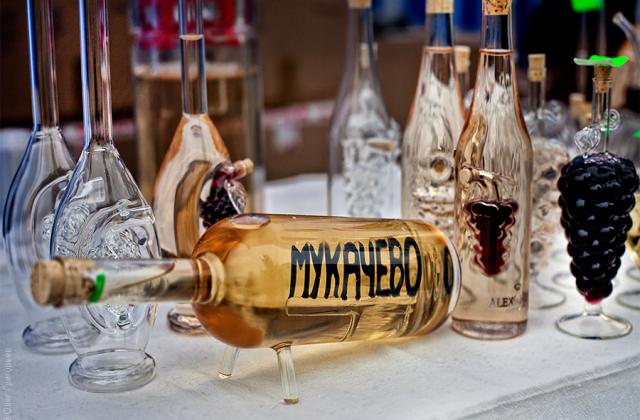 На найбільшому винному фестивалі країни у Мукачеві 40 виноробів презентують сонячний напій