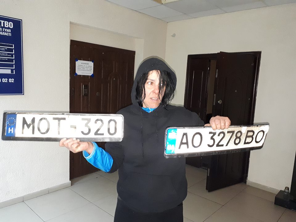 В Ужгороді упіймали крадійку номерних знаків (ФОТО)