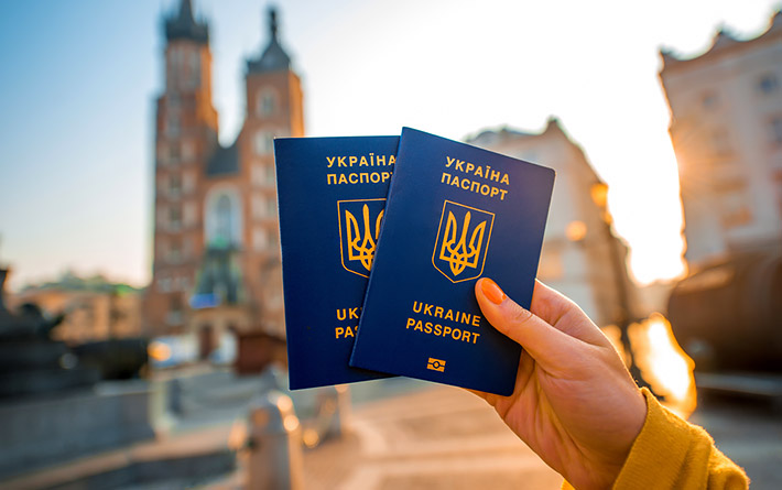 Заберуть безвіз або посилять перевірки: чим загрожує невдоволення Єврокомісії порушеннями Україною умов безвіза