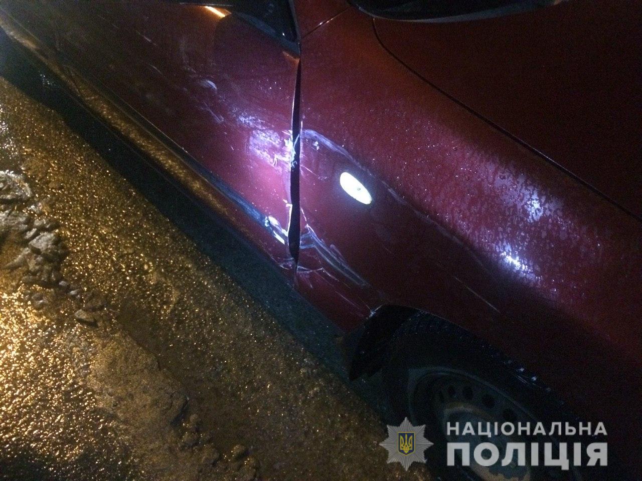 На трасі "Київ-Чоп" впіймали водія, який втік з місця ДТП з трьома нелегалами в салоні (ФОТО)