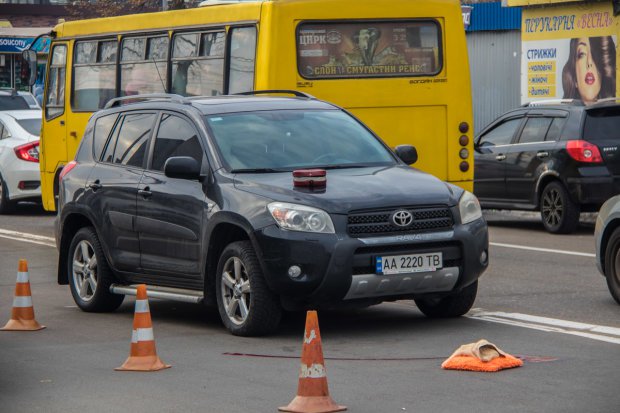 Жахлива ДТП у Києві: дівчина не побачила пішохода і помчалась прямо на нього