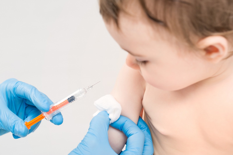 Закарпатці масово щеплять дітей від кору: що з вакцинами?