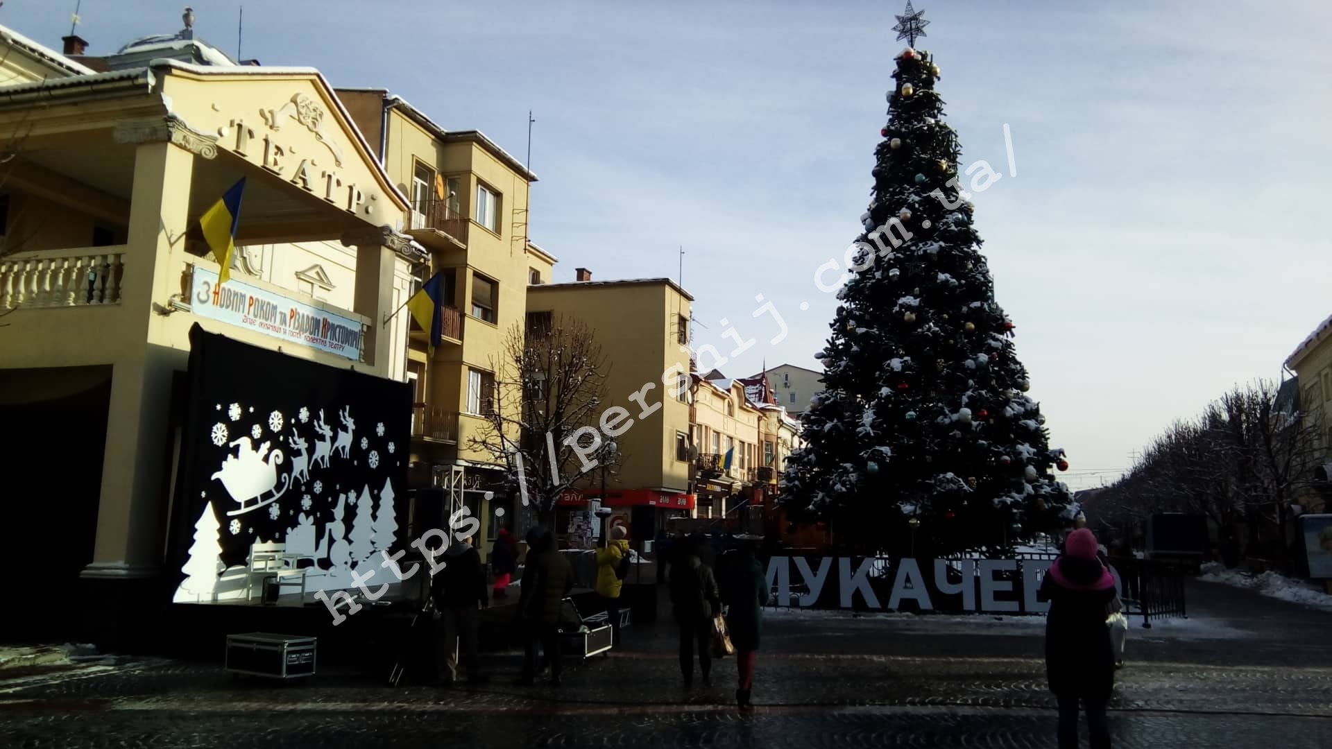 Олені й санчата: в центрі Мукачева облаштовують святкову сцену-фотозону (ФОТО)