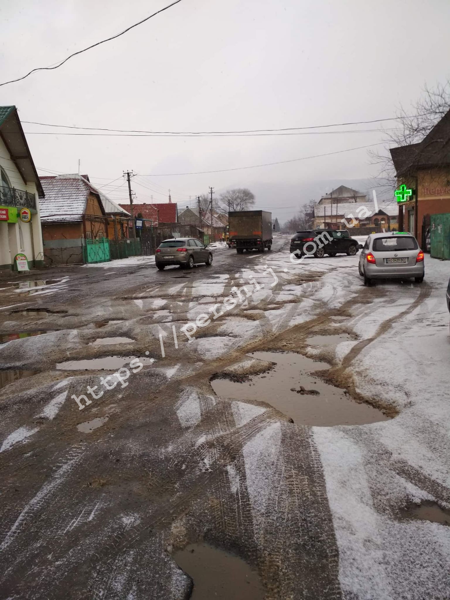 Горбата дорога в селищі Чинадієві взимку ще більше докучає місцевим (ФОТО)