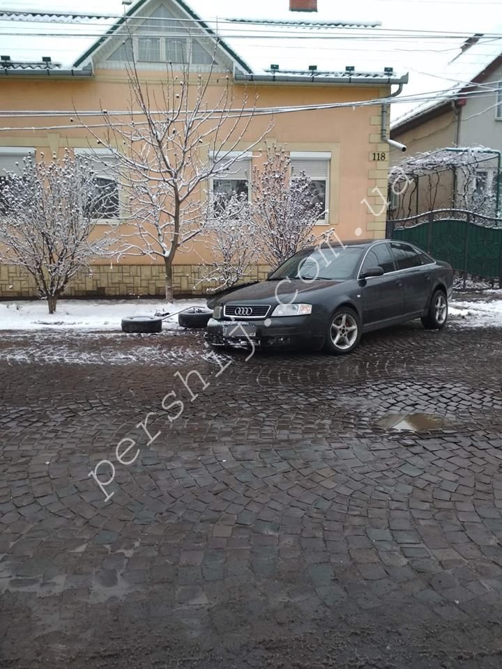 В Мукачеві автівка втратила колесо посеред дороги (ФОТО)