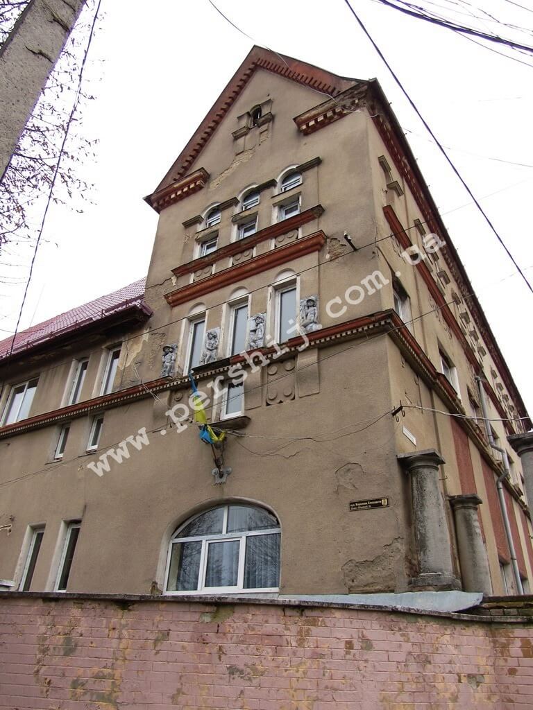 У Мукачеві руйнується будівля колишньої угорської королівської гімназії (ФОТО)