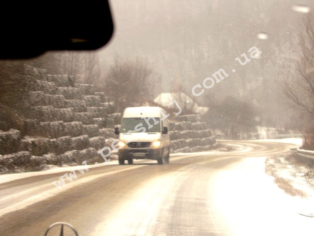 Небезпечна краса: дороги у гірських районах Закарпаття стали небезпечними через мороз та опади (ФОТО)