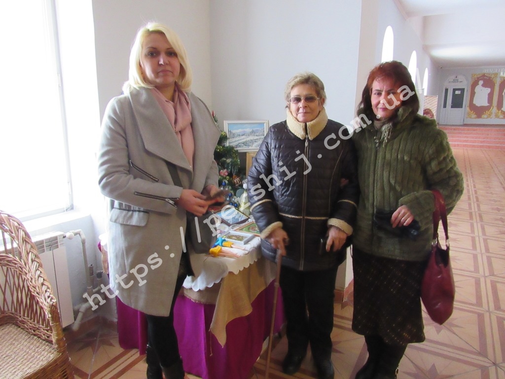 У переддень святого Миколая в Мукачеві в поміч онкохворим діткам передали кошти з благодійної виставки-продажу (ФОТО)