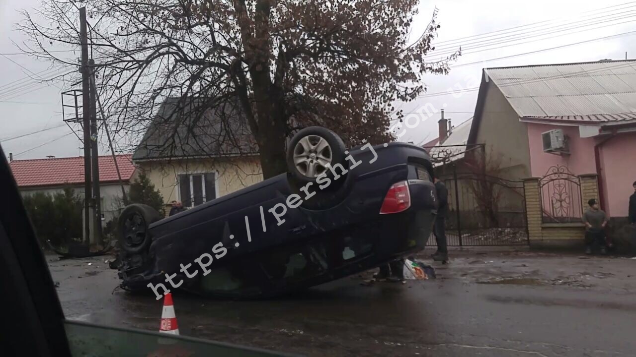 Два авто перекинулися на дах: поліція повідомила деталі ДТП в Ужгороді (фото)