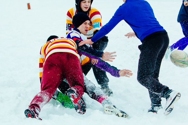 «Uzh Snow Regbi - 2019» - в ужгородці з мукачівцями зіграли екстремальну гру на снігу (ФОТО)
