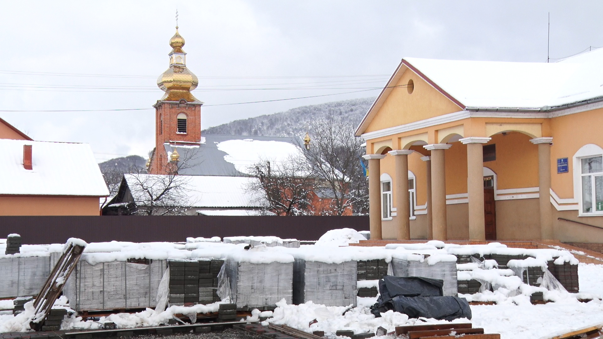 У селі Рокосово на Хустщині триває реконструкція центральної площі (ВІДЕО)